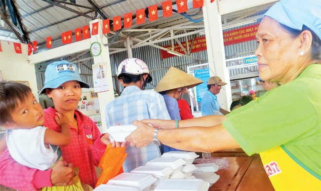 Những phần cơm từ thiện của bếp nghĩa tình Bình Trưng Đông đã góp phần giúp người nghèo vơi bớt khó khăn.