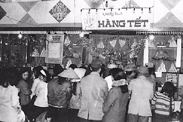Mua hàng Tết thời bao cấp. Ảnh: TL