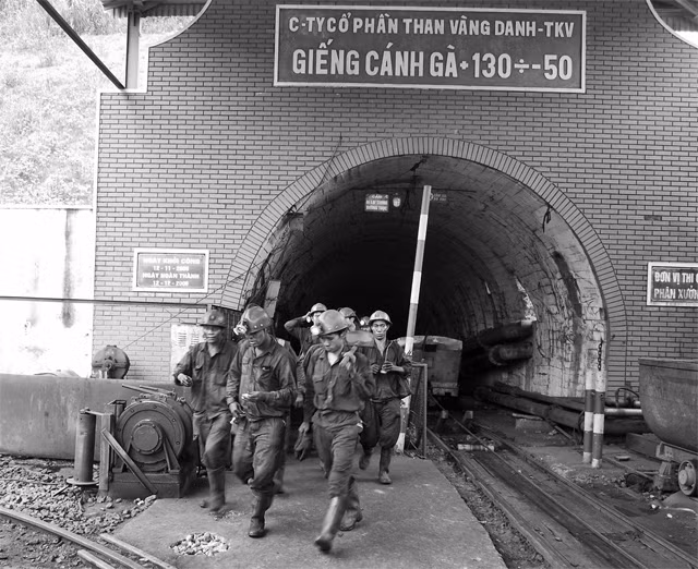 Thợ mỏ Vàng Danh tan ca.