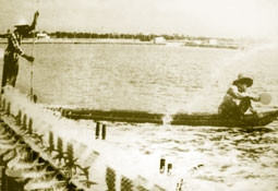 Nuôi tôm sú công nghiệp ở
Công ty nuôi trồng thủy sản
Vinh Hậu (Bạc Liêu).