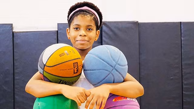 Bé gái lập kỷ lục tung hứng bóng