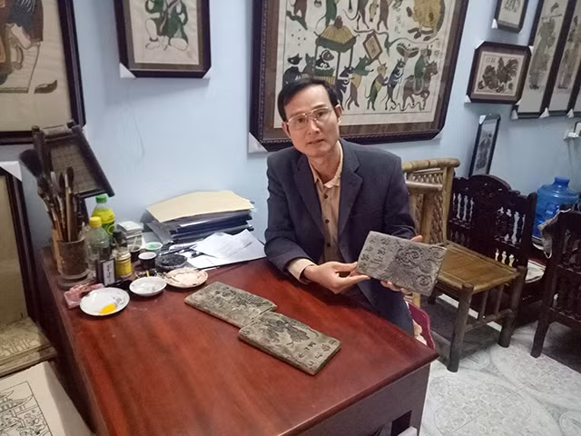 Nghệ nhân Nguyễn Hữu Quả và những bản in tranh Đông Hồ đã có từ hàng trăm năm mà gia đình sưu tầm được.