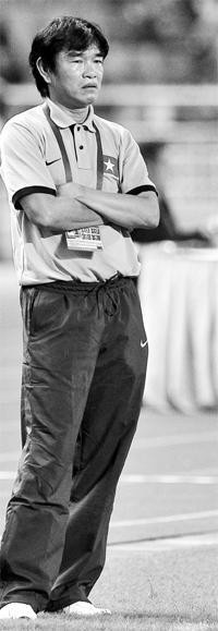 Sự bất lực của HLV Phan Thanh Hùng.