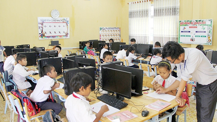Giờ tin học tại Trường tiểu học Liêng Srônh (huyện Ðam Rông, Lâm Ðồng).