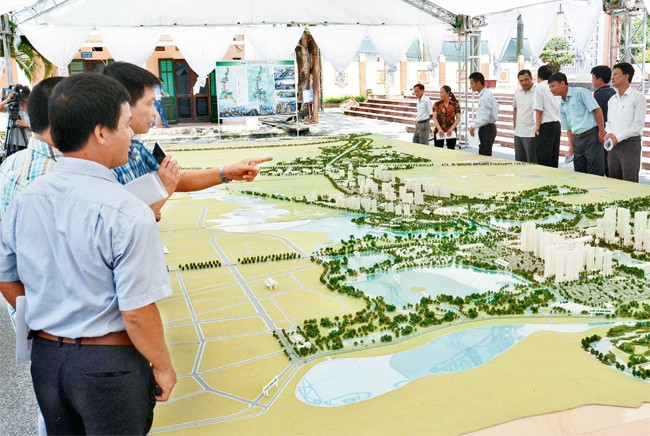 Người dân xem sa bàn quy hoạch chi tiết hai bên tuyến đường Nhật Tân - Nội Bài. Ảnh: DUY LINH