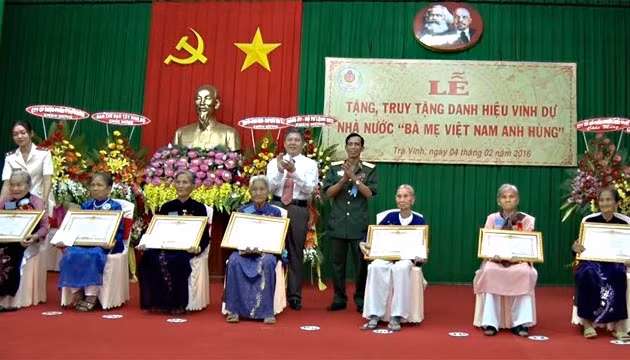 Các Mẹ Việt Nam Anh hùng nhận danh hiệu cao quý.