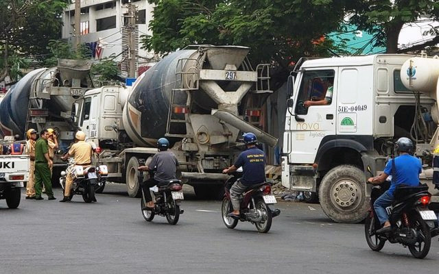 Xe bồn ngang nhiên đi vào khu vực nội đô TP Hồ Chí Minh trong giờ cao điểm.
