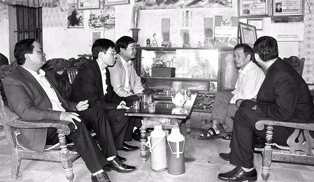 Ðại diện lãnh đạo tỉnh Thái Nguyên thăm hỏi, động viên và tặng quà gia đình đảng viên 50 năm tuổi đảng Hoàng Thanh (người thứ hai từ phải sang) trong dịp Tết Ðinh Dậu 2017.