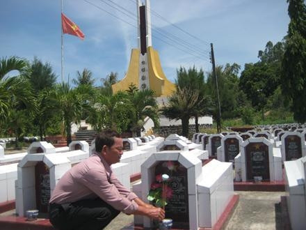 Ông Nguyễn Văn Phó chăm sóc nghĩa trang.