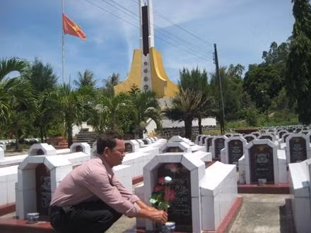 Ông Nguyễn Văn Phó chăm sóc nghĩa trang.