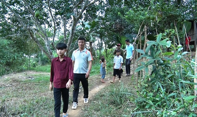 Các thầy giáo đến từng nhà vận động học sinh đến lớp đầy đủ.