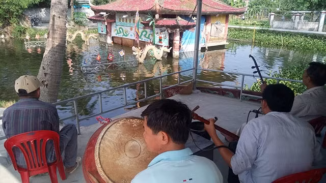 Các nhạc công phường rối biểu diễn phục vụ khách tham quan.