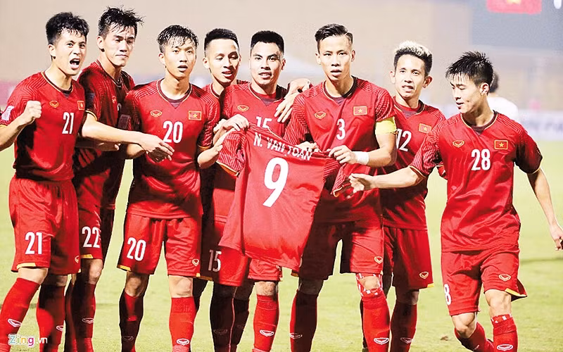 Các cầu thủ Việt Nam ăn mừng với chiếc áo của Văn Toàn. Ảnh | Mạnh Hùng