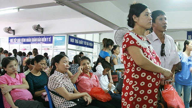 Chờ khám sản khoa tại Bệnh viện Phụ sản T.Ư.Ảnh: MINH LÊ