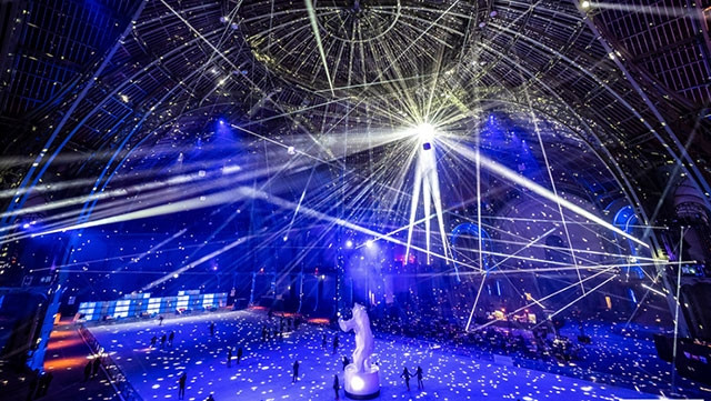 Sân trượt băng khổng lồ trong nhà