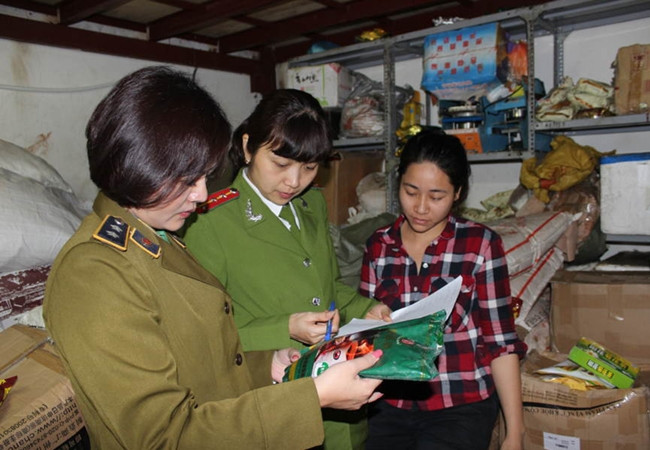 Đoàn liên ngành số 1 kiểm tra các mặt hàng: hương liệu, nguyên liệu, cà-phê, ca-cao, trà, thạch rau câu... tại một cơ sở kinh doanh trên phố Hàng Buồm (Hà Nội). Ảnh: QUANG TẤN