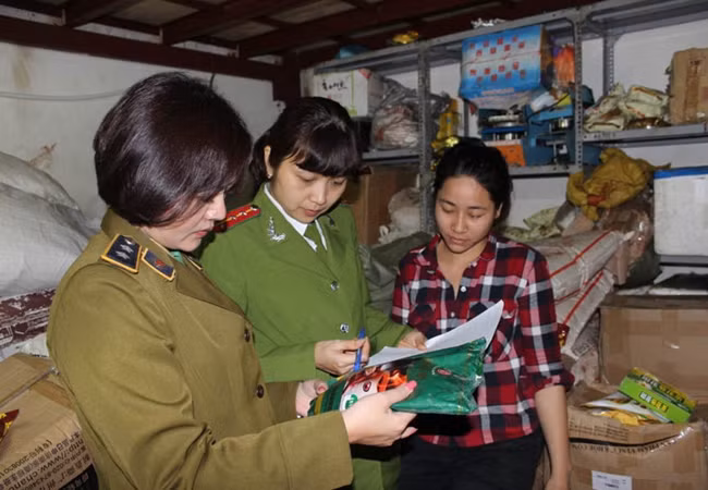 Đoàn liên ngành số 1 kiểm tra các mặt hàng: hương liệu, nguyên liệu, cà-phê, ca-cao, trà, thạch rau câu... tại một cơ sở kinh doanh trên phố Hàng Buồm (Hà Nội). Ảnh: QUANG TẤN