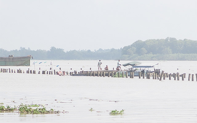 Hiện trường chiếc ghe chở 26 tấn lúa bị chìm. 