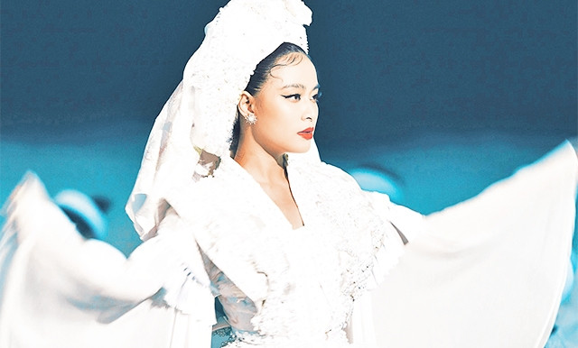 Ca sĩ Hoàng Thùy Linh trong MV “Tứ phủ”.