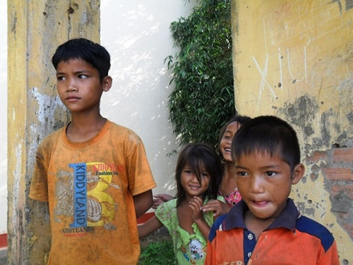 Nhiều trẻ em đến tuổi nhưng không được đi học.