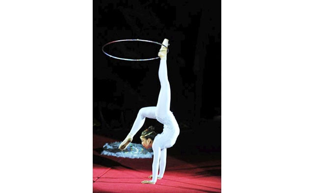 Tiết mục lắc vòng của diễn viên Liên đoàn Xiếc Việt Nam.