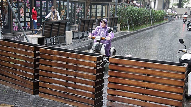 Người khuyết tật không thể tiếp cận được ở phố sách.