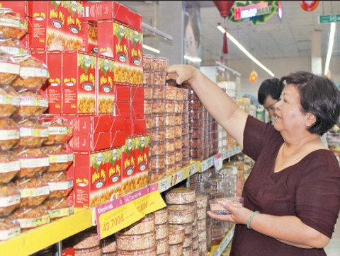 Khách hàng chọn mua thực phẩm tại một siêu thị ở TP Hồ Chí Minh.