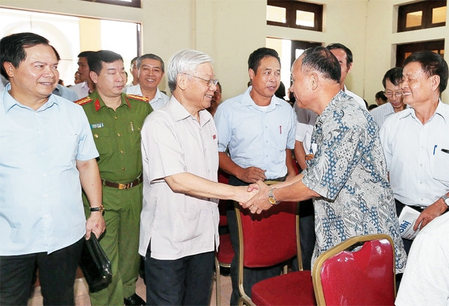 Tổng Bí thư Nguyễn Phú Trọng với các cử tri. Ảnh: TRÍ DŨNG (TTXVN)