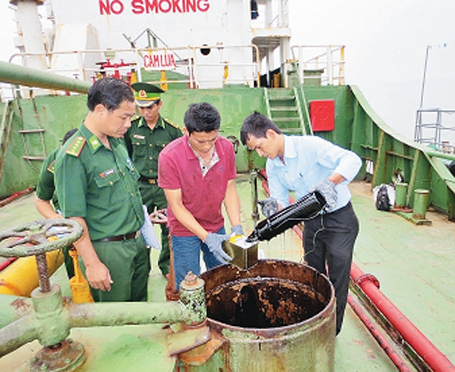 Bộ đội Biên phòng tỉnh Bà Rịa - Vũng Tàu kiểm tra một tàu có dấu hiệu mua bán dầu trái phép trên biển.