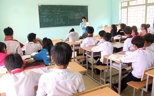 Học sinh Trường THCS Phan Châu Trinh huyện Ðông Giang (Quảng Nam) trong giờ học.