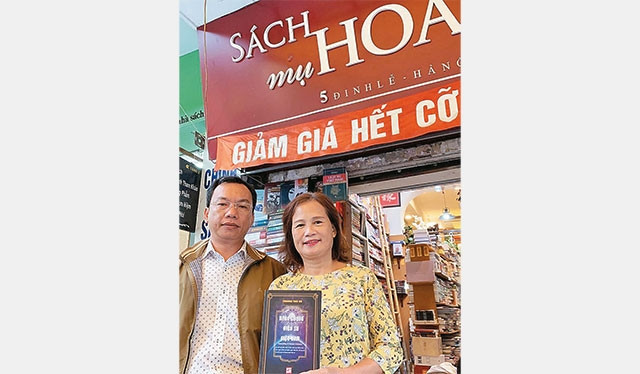 Nhà nghiên cứu Trương Thái Du (bên trái) trên phố sách Đinh Lễ (Hà Nội).