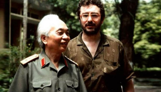 Đại tướng Võ Nguyên Giáp và đạo diễn Pháp, Daniel Roussel (nguyên là PV Báo Nhân Đạo (Pháp). tại Hà Nội, 1980-1986)