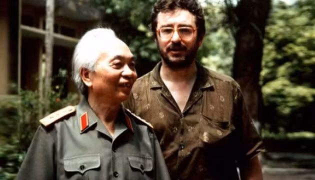 Đại tướng Võ Nguyên Giáp và đạo diễn Pháp, Daniel Roussel (nguyên là PV Báo Nhân Đạo (Pháp). tại Hà Nội, 1980-1986)