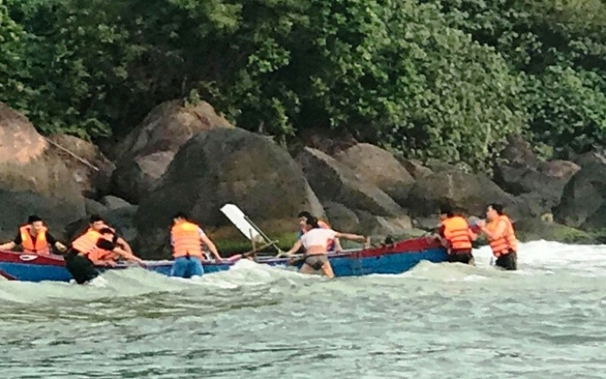 Lực lượng BĐBP đã vượt sóng lớn cứu ngư dân bị chìm thuyền trước cửa biển.