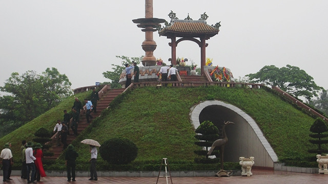 Thắp hương tại di tích Thành cổ Quảng Trị.