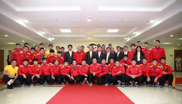 Vé trận Việt Nam - Philippines sẽ được chuyển phát qua bưu điện.