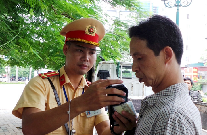 Cảnh sát giao thông Hà Nội kiểm tra nồng độ cồn đối với người điều khiển phương tiện tham gia giao thông.      Ảnh: TIẾN NGUYÊN