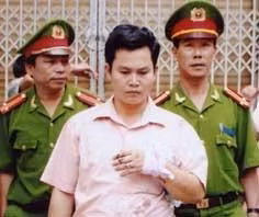 Áp giải giám đốc Công ty thu nợ Phương Đông về Cơ quan điều tra.