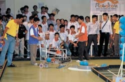 Robot điều khiển bằng tay của hai đội VICON CĐ Kỹ thuật Vinhem-pích và đội CTV CĐ Kỹ thuật Cao Thắng tranh đua đưa bó