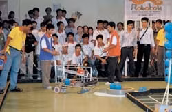 Robot điều khiển bằng tay của hai đội VICON CĐ Kỹ thuật Vinhem-pích và đội CTV CĐ Kỹ thuật Cao Thắng tranh đua đưa bó