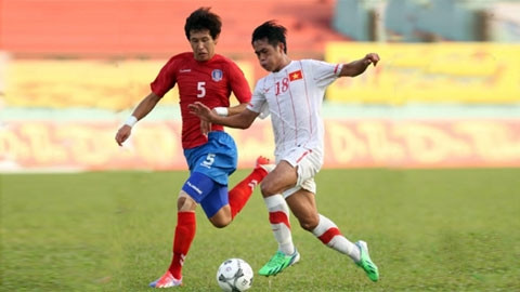 Tiền đạo Hà Minh Tuấn (phải) đang nỗ lực tìm lại phong độ tốt ở SEA Games 27. Ảnh: VÂN HỒNG