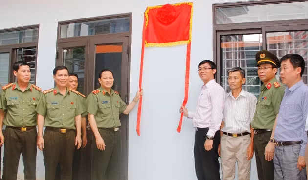Lãnh đạo Công an Thanh Hóa cùng các đại biểu bàn giao ngôi nhà tình nghĩa cho đồng chí Lưu Đức Bình.
