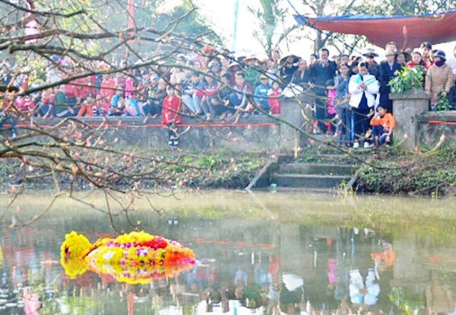 Hồ nước trước đình, nơi tương truyền thần Kim Quy nổi lên trong sáng mùng 3 Tết hằng năm.