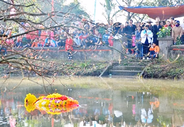 Hồ nước trước đình, nơi tương truyền thần Kim Quy nổi lên trong sáng mùng 3 Tết hằng năm.