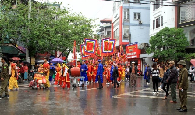 Lễ rước Kiệu Mẫu bắt đầu từ Đền Mẫu Ỷ La ra Đền Hạ, tiếp đến lễ rước Kiệu Mẫu từ Đền Thượng qua sông về Đền Hạ để cùng hợp tế.