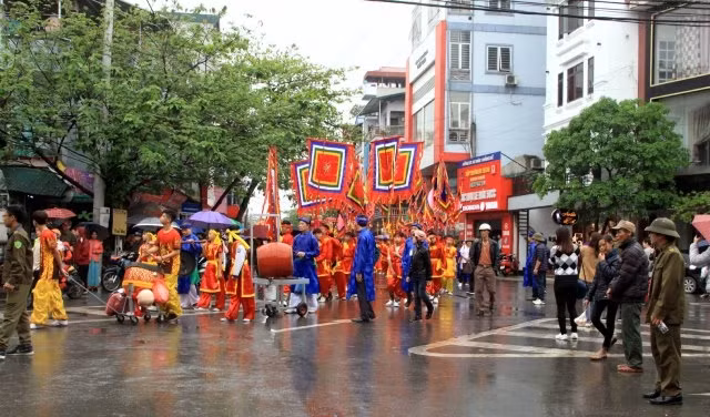 Lễ rước Kiệu Mẫu bắt đầu từ Đền Mẫu Ỷ La ra Đền Hạ, tiếp đến lễ rước Kiệu Mẫu từ Đền Thượng qua sông về Đền Hạ để cùng hợp tế.