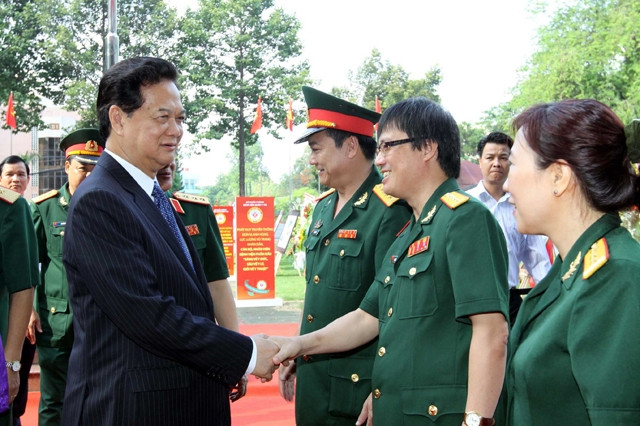 Thủ tướng Nguyễn Tấn Dũng với cán bộ, chiến sĩ, bác sĩ Bệnh viện Quân y 175.