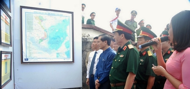 Các đại biểu tham quan triển lãm.