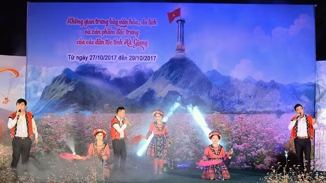 Các tiết mục văn nghệ hấp dẫn được biểu diễn bởi các nghệ sĩ đến từ tỉnh Hà Giang.