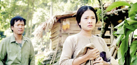 Diễn viên Thúy Hằng (phải) trong bộ phim Cuộc đời của Yến.